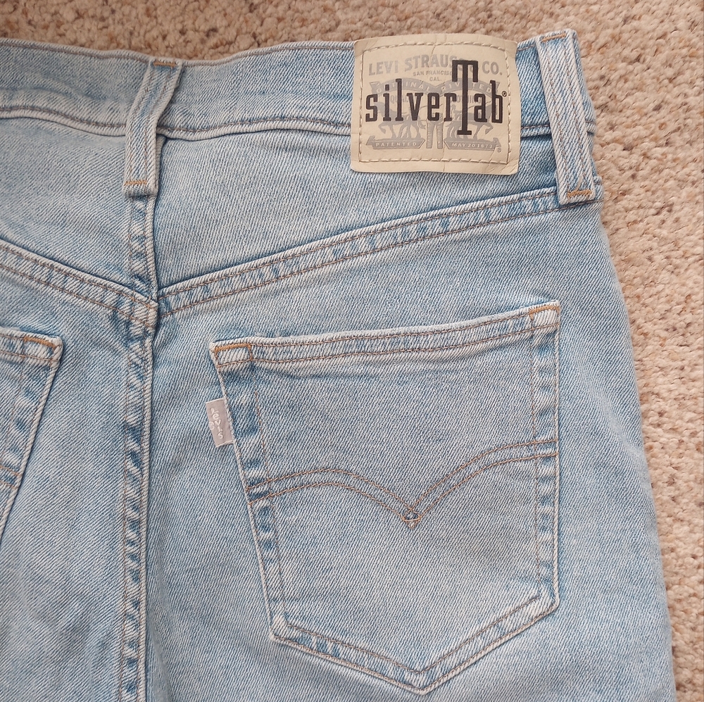 Silver Tab Levi's Mom Jean